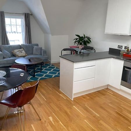 Lovely 2-Bed Flat With Well Equipped Kitchen Apartment อีลลิง ภายนอก รูปภาพ