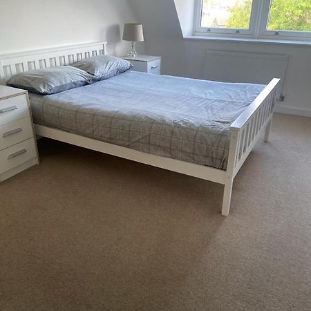 Lovely 2-Bed Flat With Well Equipped Kitchen Apartment อีลลิง ภายนอก รูปภาพ