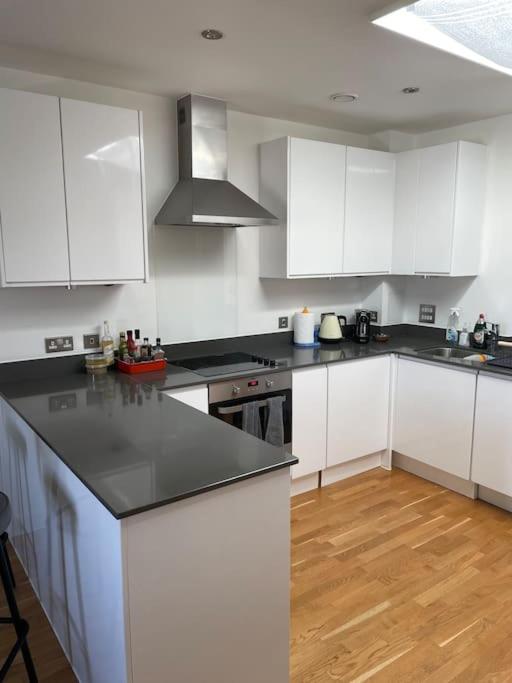 Lovely 2-Bed Flat With Well Equipped Kitchen Apartment อีลลิง ภายนอก รูปภาพ