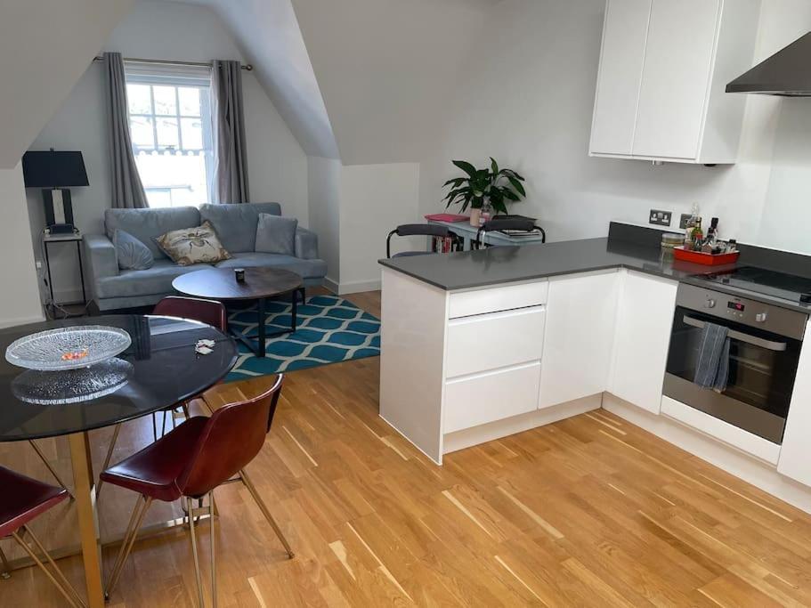 Lovely 2-Bed Flat With Well Equipped Kitchen Apartment อีลลิง ภายนอก รูปภาพ