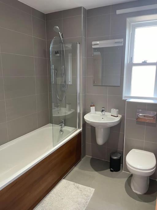Lovely 2-Bed Flat With Well Equipped Kitchen Apartment อีลลิง ภายนอก รูปภาพ